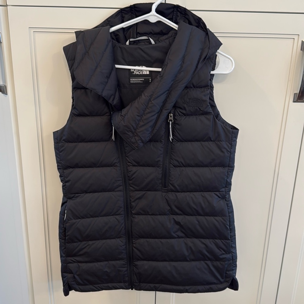 The North Face Black Puffer Vest w/Hood. Size Women’s S.